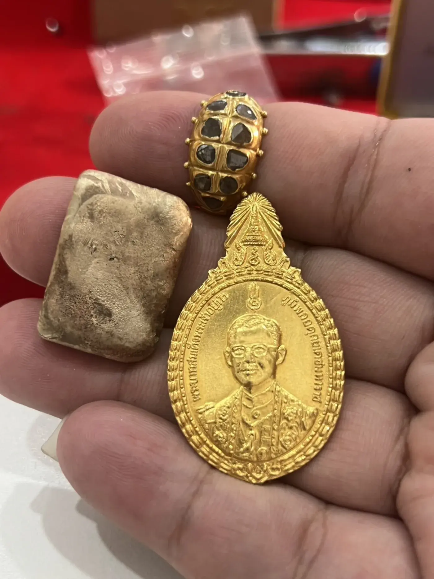 รับซื้อพระเลี่ยมทอง กรอบพระทองคำ