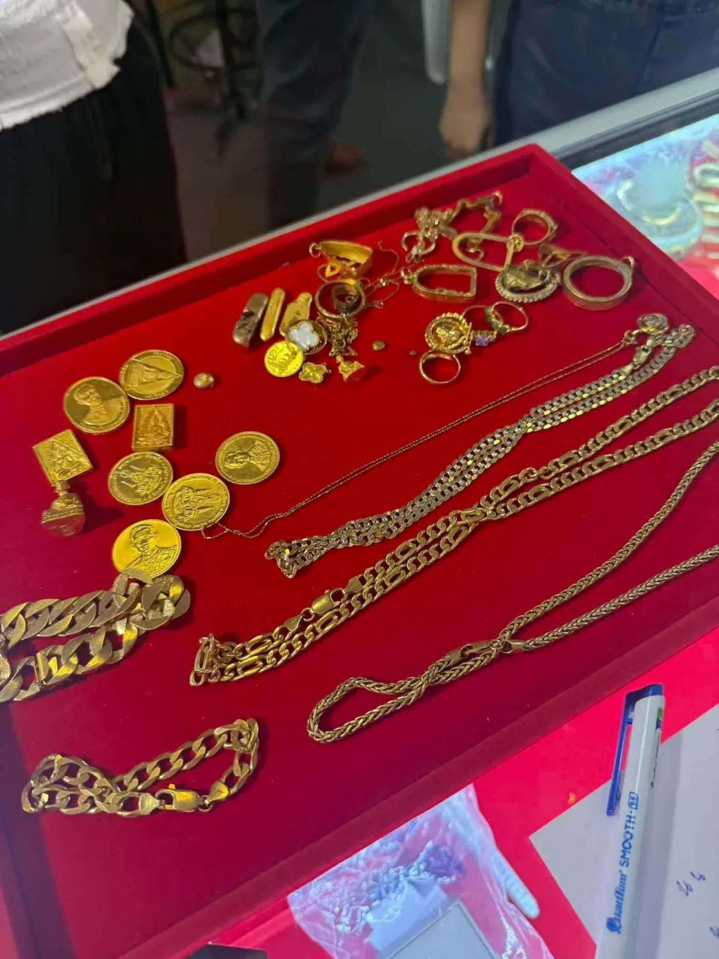 สร้อยและเหรียญโลหะมีค่าที่นำมาให้ตีราคา