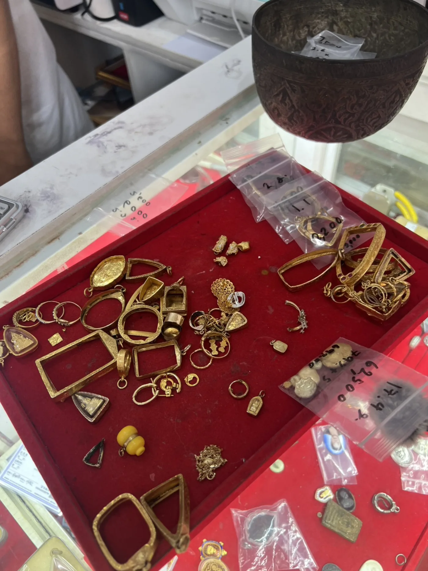 ทองหัก ทองชำรุด และเศษทองคละแบบ ที่รอเข้ากระบวนการหลอม