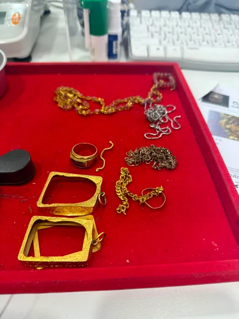 สร้อยนาก สร้อยทอง และกรอบพระทองบนถาดหน้าเคาน์เตอร์